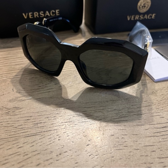 COPY - VERSACE VE4424U GB1 87 Black Dark Grey 56 mm Women\'s Sunglasses VERSACE VE4424U GB1 87 Black Dark Grey 56 mm Women main image 3